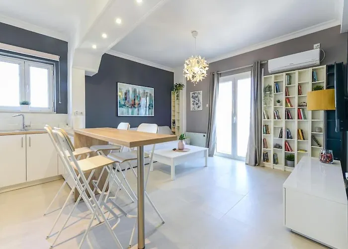 Modern Apt Close To Metaxourgeio