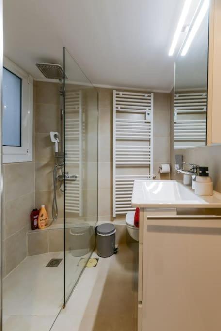 Modern Close To Metaxourgeio * Atene